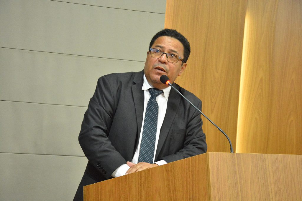 Professor Sá Marques defende adoção de passe livre estudantil em São Luís