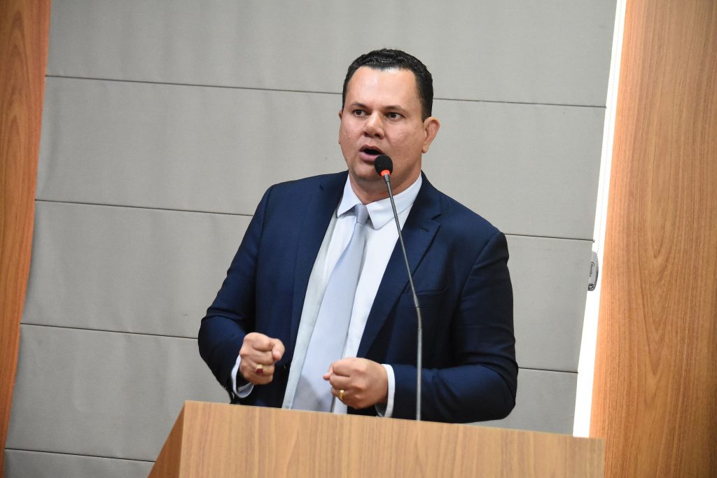 Vereador propõe vagas em creches e escolas para filhos de mães atípicas ou solo