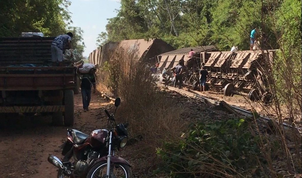 Trem com carga de milho descarrila na Ferrovia&nbsp;Norte-Sul