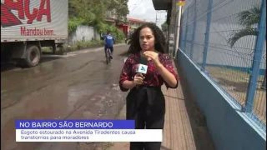 EQUIPE DE REPORTAGEM FLAGRA ESGOTO ESTOURADO NO BAIRRO SÃO BERNARDO