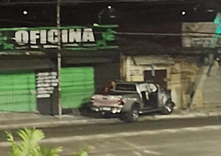 Caminhonete colide com poste na avenida São Luís Rei de França; motorista foge do&nbsp;local