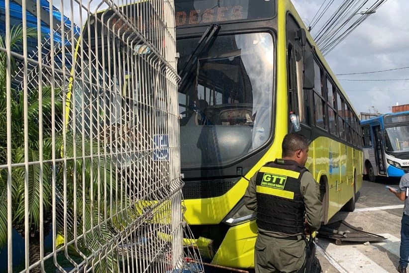 Ônibus invade calçada e atinge pedestre no Centro de São&nbsp;Luís