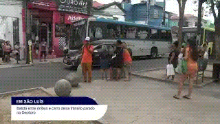 ACIDENTE ENTRE ÔNIBUS E CARRO INTERROMPE TRÂNSITO NA PRAÇA DEODORO