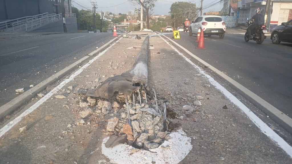 Carro derruba poste em acidente na Avenida dos Franceses, em São&nbsp;Luís