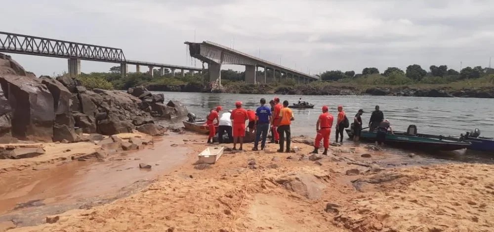 Marinha autoriza uso de balsas no rio Tocantins após desabamento de ponte