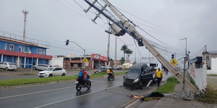 Motorista perde controle e colide contra poste na Estrada do Araçagy