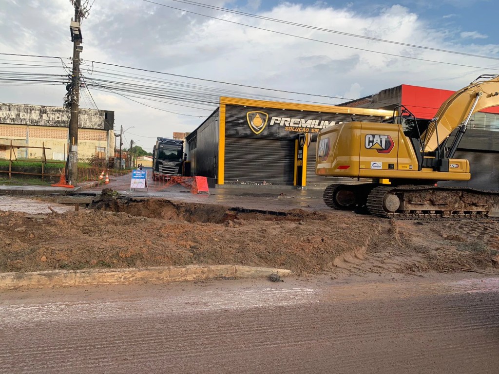 Asfalto cede e interdita parte da Avenida Guajajaras em São&nbsp;Luís