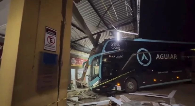 Ônibus invade terminal rodoviário e destrói parte da estrutura em Barra do Corda