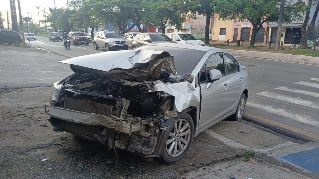 Carro destruído após colisão é abandonado em avenida de São Luís