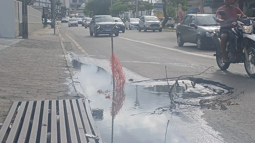 Esgoto estourado dificulta tráfego na Avenida Colares Moreira, no Renascença