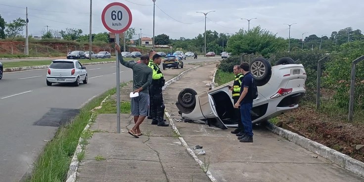 Carro capota na Via Expressa, mas motorista sai&nbsp;ileso
