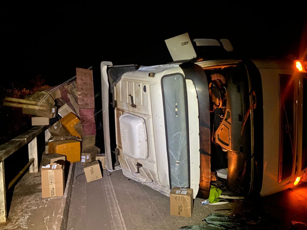 Carreta tomba na entrada de São Luís e interdita faixa da&nbsp;BR-135