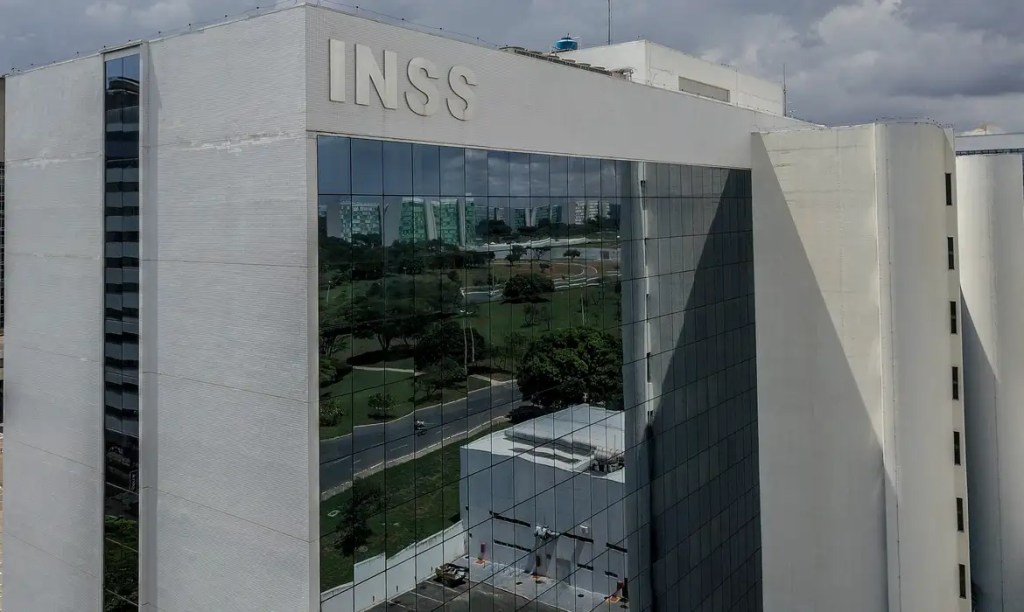 Aposentados e pensionistas do INSS serão ressarcidos por descontos ilegais até dezembro, afirma presidente do&nbsp;órgão
