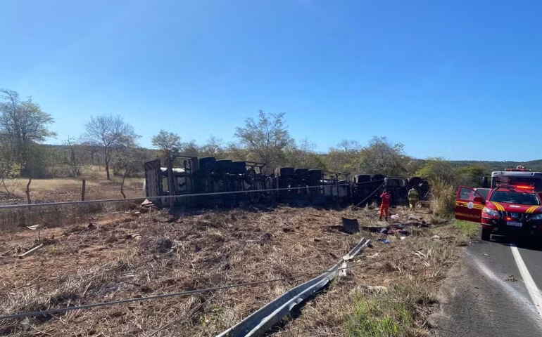 Motorista morre após caminhão com carga inflamável tombar na BR-230, em Barão de&nbsp;Grajaú