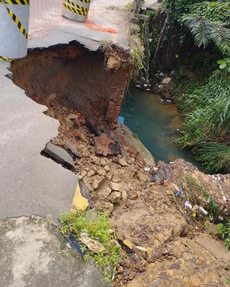 Cratera em ponte entre os bairros Aurora e Anil preocupa motoristas em São Luís