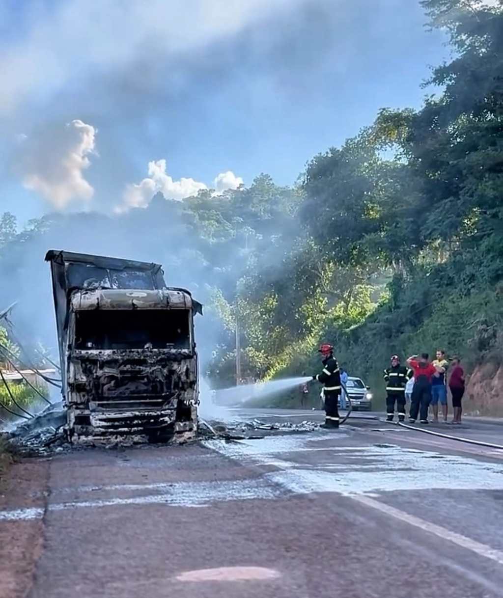 Carreta pega fogo na BR-222 e interdita rodovia por horas no&nbsp;Maranhão