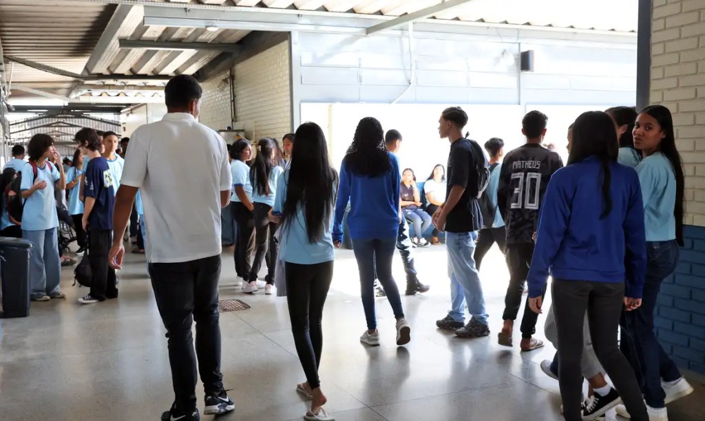 Pé-de-Meia libera nova parcela para estudantes do ensino médio com frequência acima de&nbsp;80%