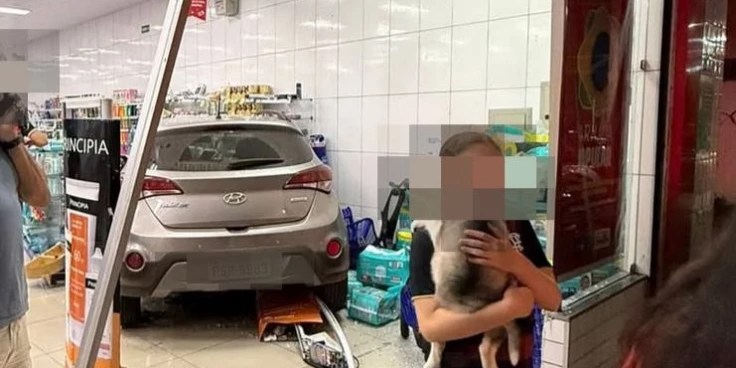 Carro invade farmácia e deixa uma pessoa ferida na Avenida dos Holandeses, em São&nbsp;Luís