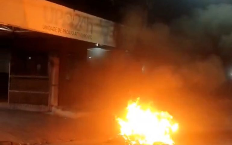 Motocicleta pega fogo em frente à UPA da Cidade Operária em São&nbsp;Luís