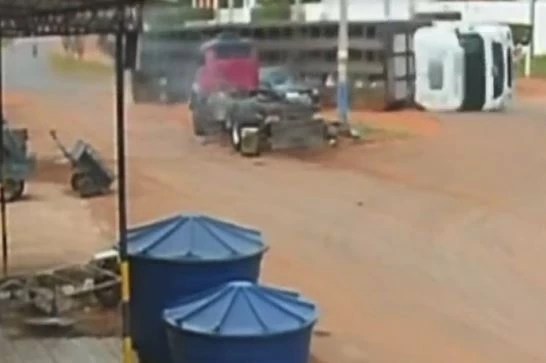 Caminhão boiadeiro tomba e mata motociclista na BR-222, em&nbsp;Buriticupu
