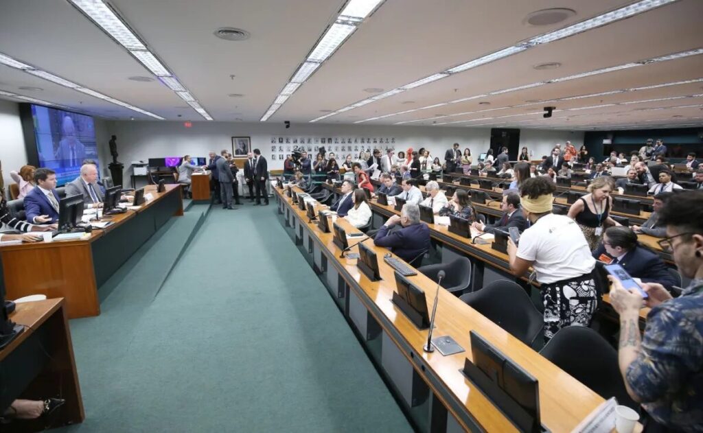 CCJ da Câmara aprova projeto que condiciona progressão de pena por estupro à castração química voluntária