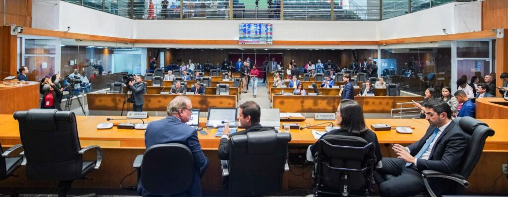 Tarifa de 50% imposta por Trump sobre produtos brasileiros agita mercado, mas dólar fecha abaixo de R\$ 5,55