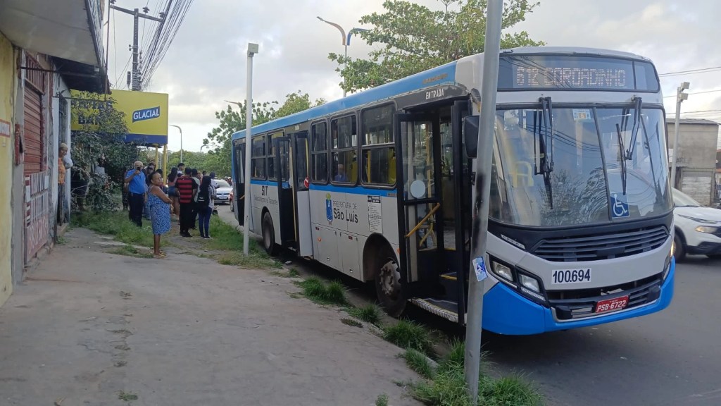 Ônibus quebra e causa congestionamento na Avenida dos Franceses, em São&nbsp;Luís
