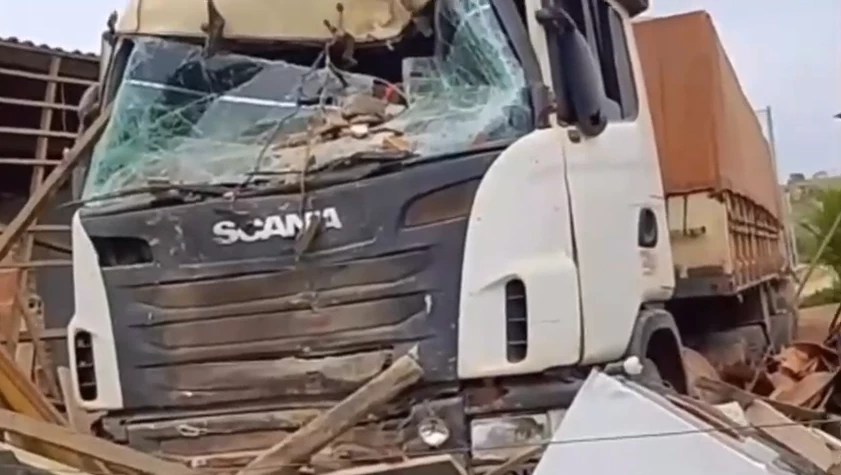 Carreta desgovernada atinge casa e deixa três feridos em&nbsp;Açailândia