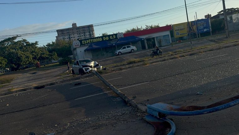 Carro derruba poste e interdita avenida no&nbsp;Araçagy