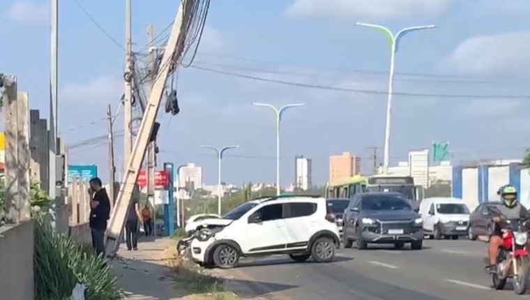 Carro colide com poste e causa congestionamento em avenida de São&nbsp;Luís