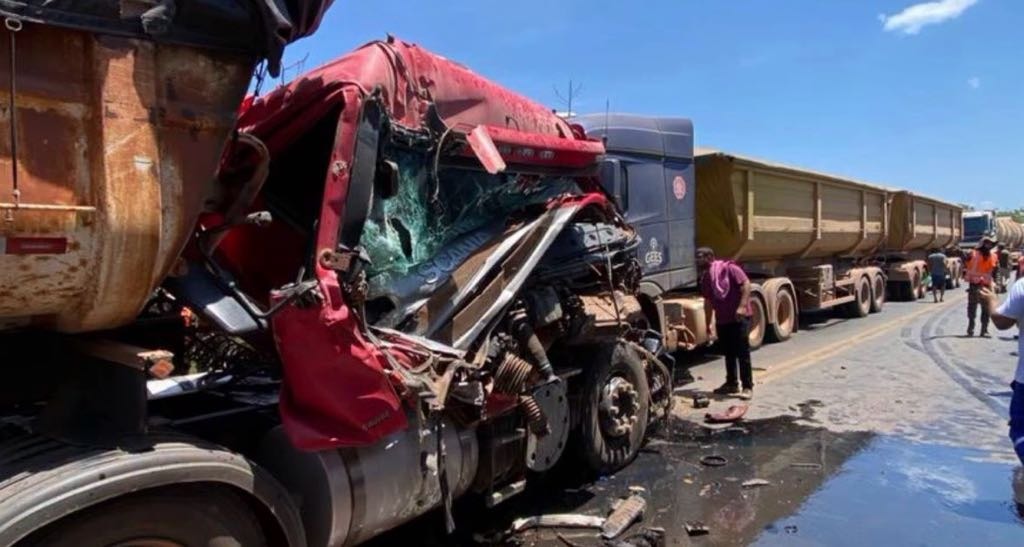 Colisão entre quatro veículos causa congestionamento na BR-135 em Itapecuru&nbsp;Mirim