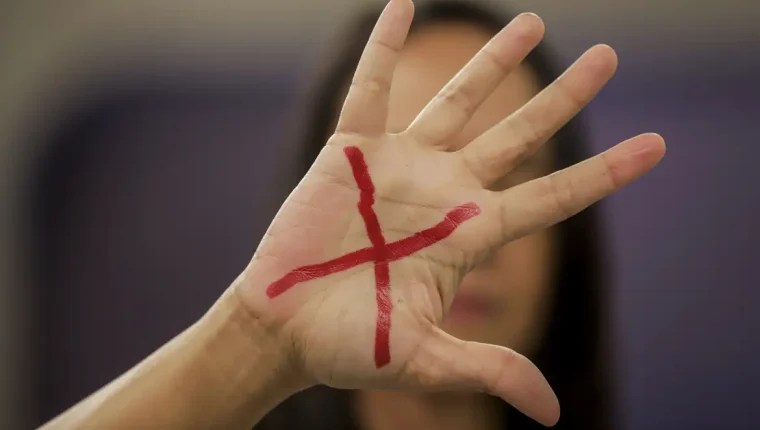 Filhos de vítimas de feminicídio passam a receber pensão mensal do governo&nbsp;federal