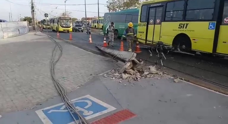 Acidente derruba postes na Avenida Vitorino&nbsp;Freire