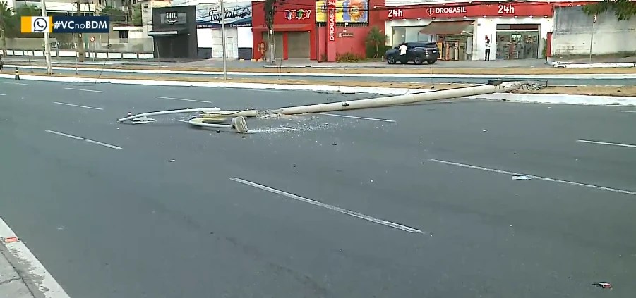Poste cai e interdita faixas na Avenida Colares Moreira, em São&nbsp;Luís
