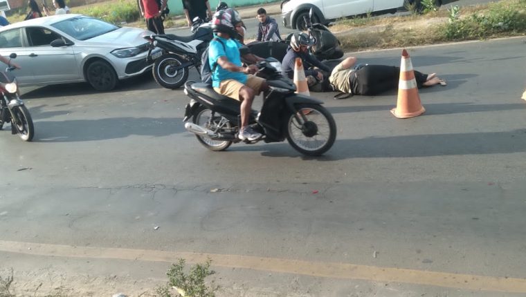 Colisão deixa dois motociclistas feridos e trânsito parado nas proximidades das lojas Espaço&nbsp;7