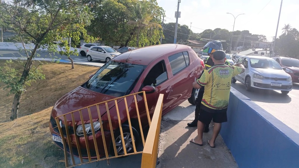 Carro quase despenca do Viaduto do Café em São&nbsp;Luís