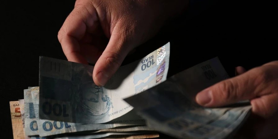 Empresas têm até esta sexta (28) para pagar primeira parcela do 13º&nbsp;salário