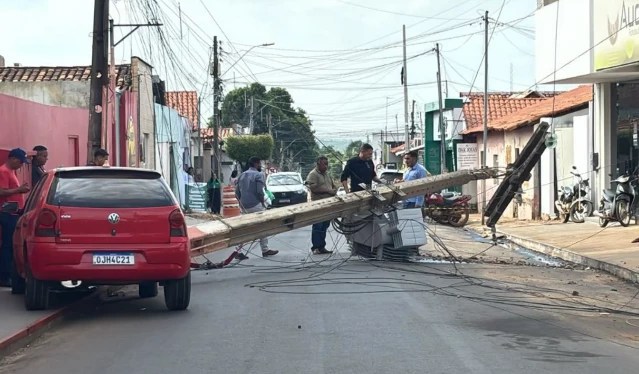 Carro derruba poste e deixa parte da área comercial sem energia em&nbsp;Balsas
