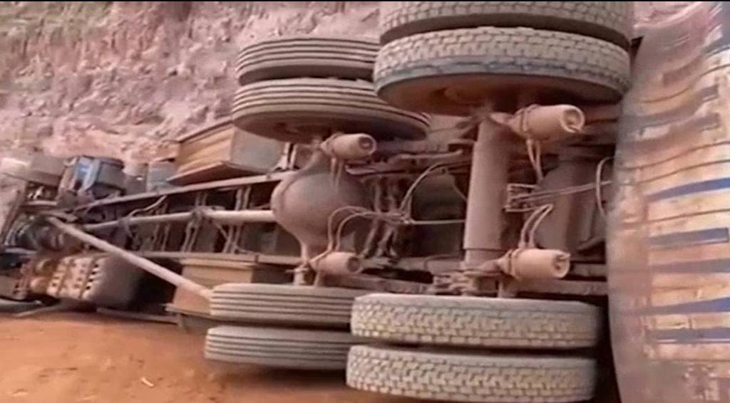 Caminhão boiadeiro tomba na MA-008 e deixa dois homens feridos no&nbsp;Maranhão